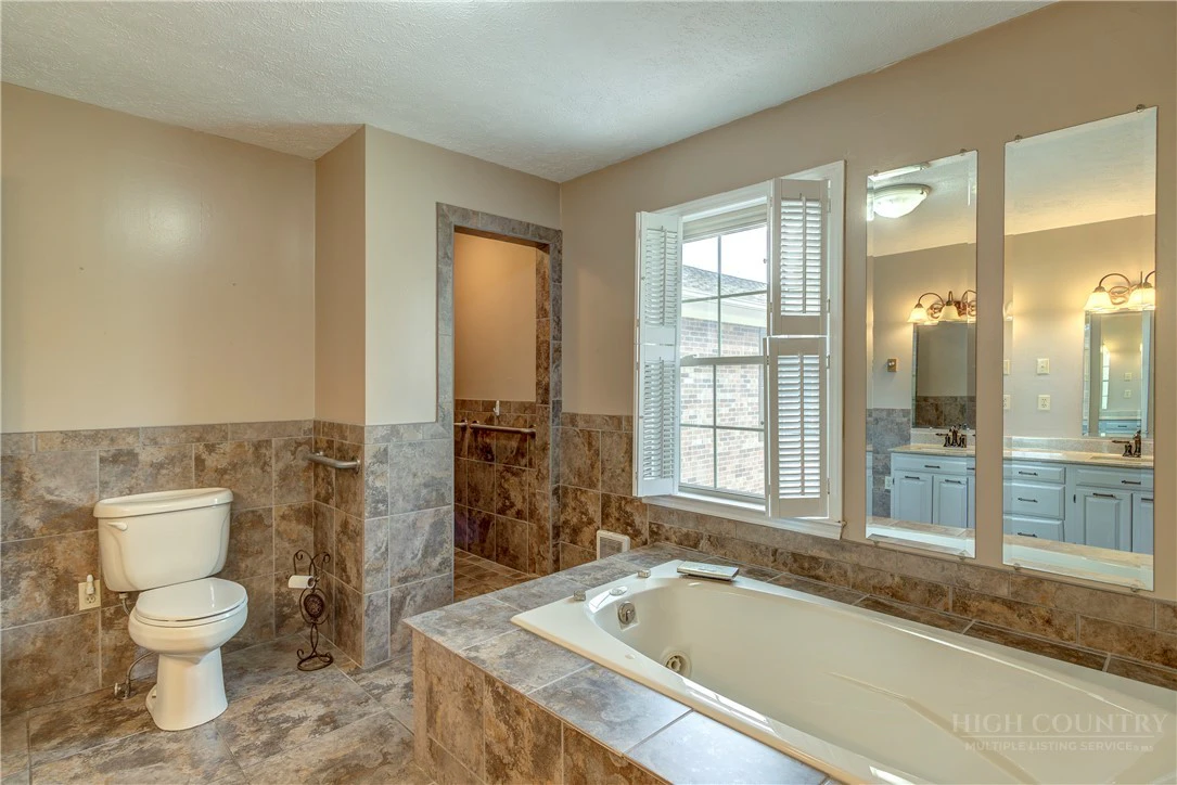 Image number 8 for the current listing
