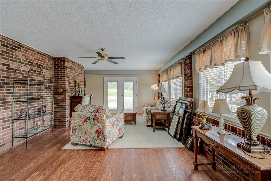 Image number 11 for the current listing