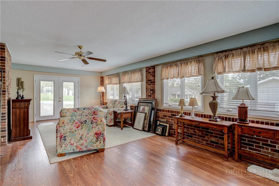 Image number 12 for the current listing