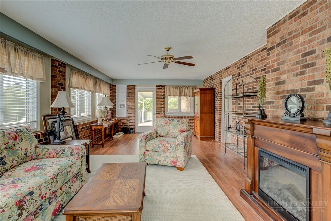 Image number 2 for the current listing