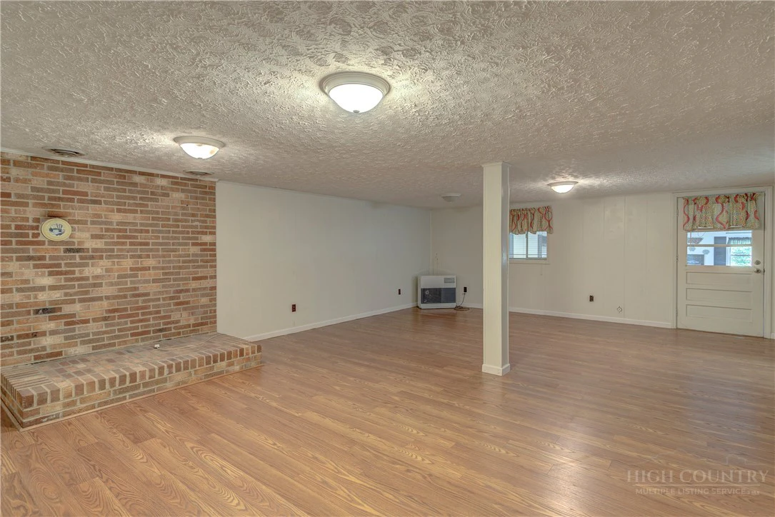 Image number 14 for the current listing