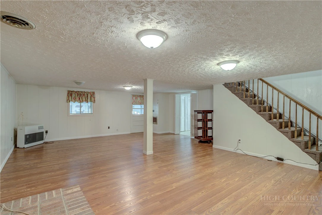 Image number 15 for the current listing