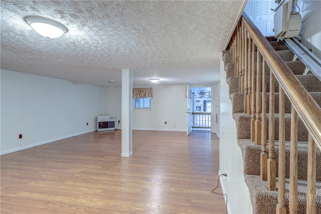 Image number 16 for the current listing