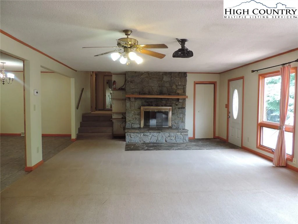 Image number 19 for the current listing