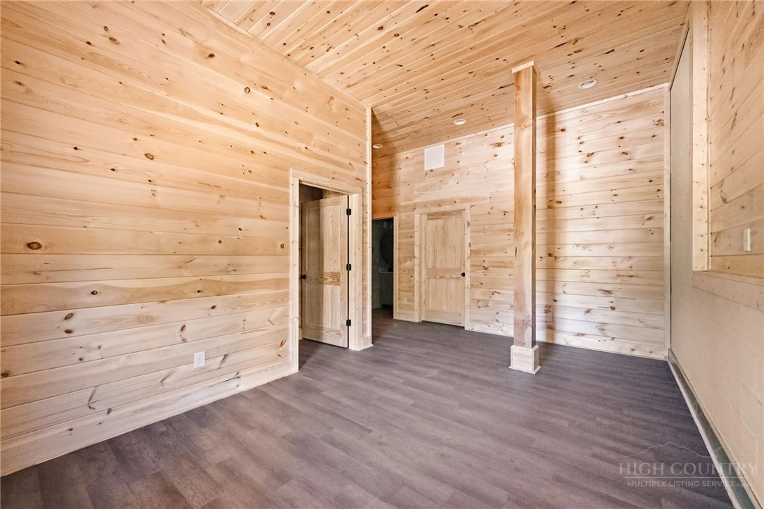 Image number 11 for the current listing