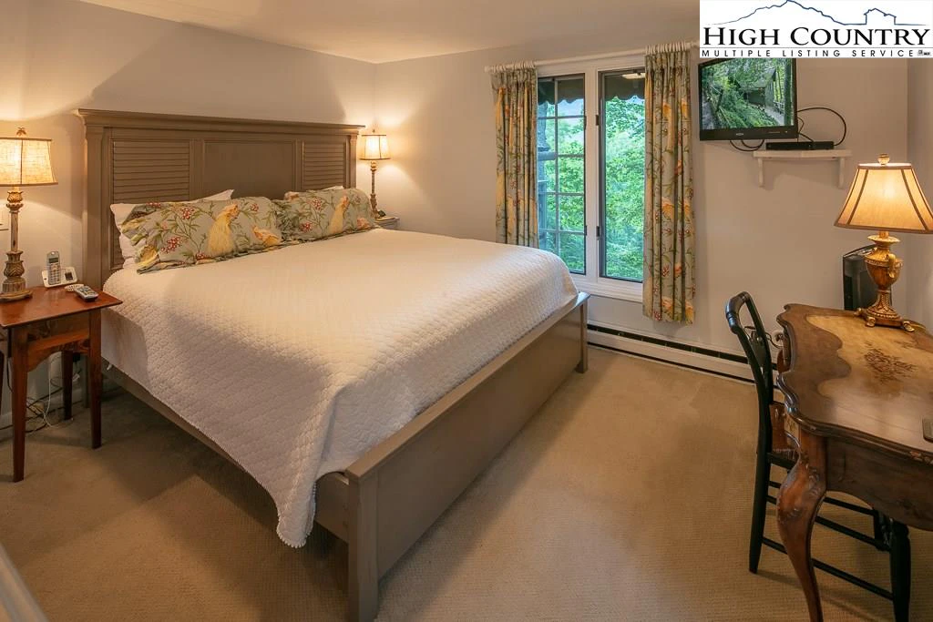 Image number 4 for the current listing