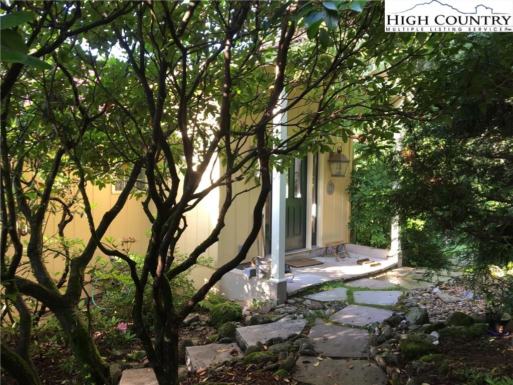 Image number 1 for the current listing