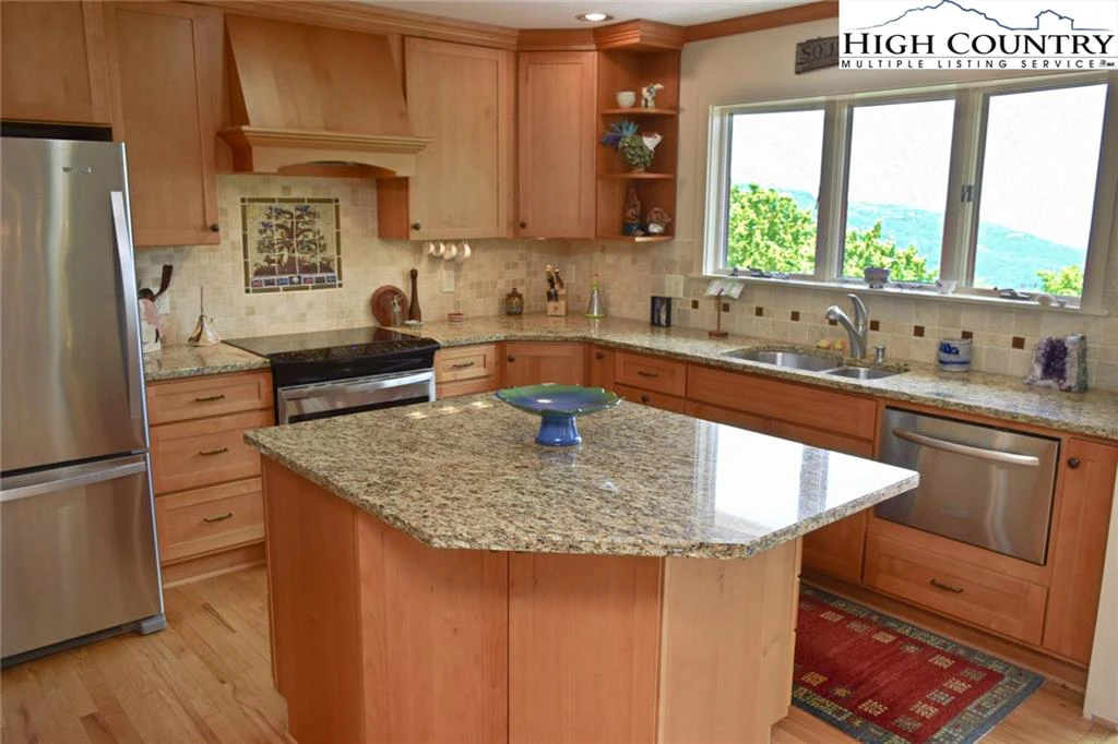 Image number 19 for the current listing