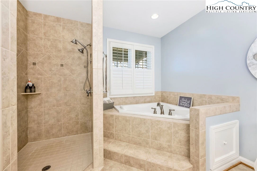 Image number 3 for the current listing