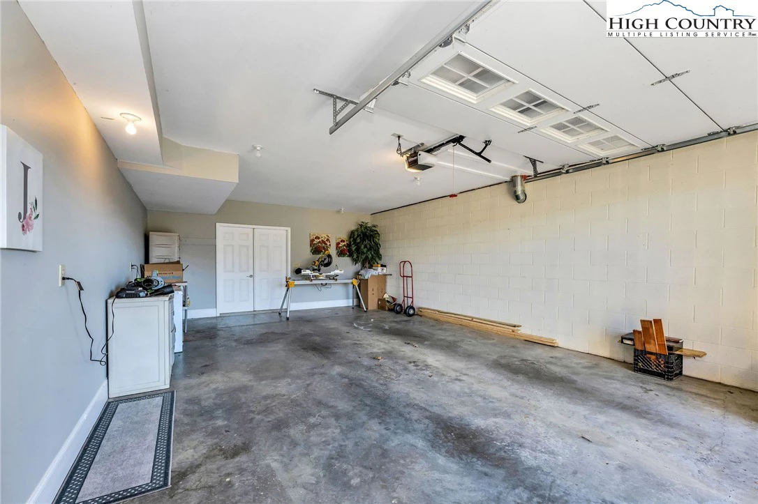 Image number 19 for the current listing