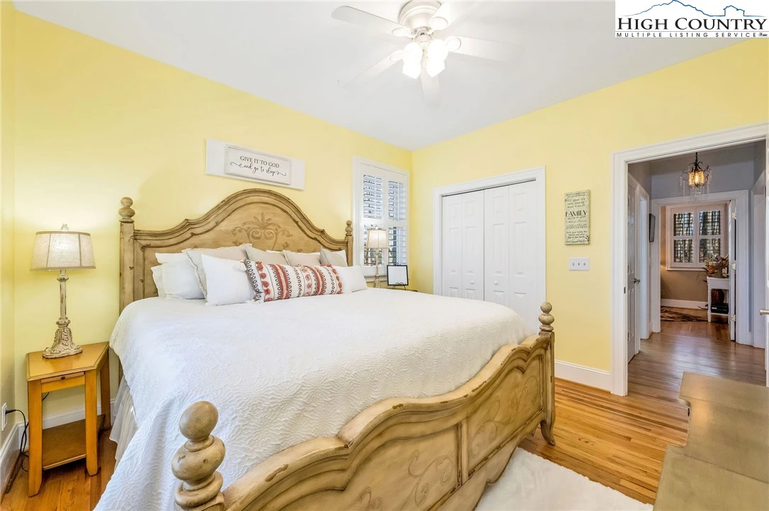Image number 4 for the current listing