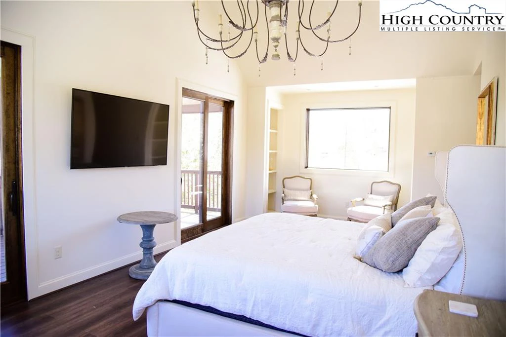 Image number 5 for the current listing