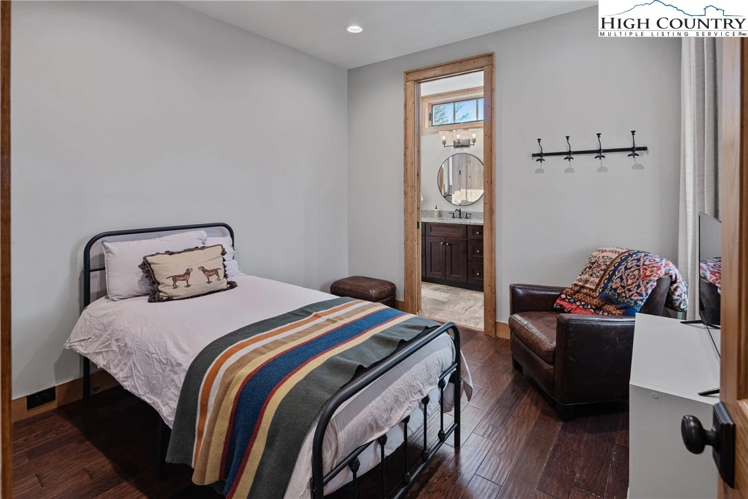 Image number 2 for the current listing