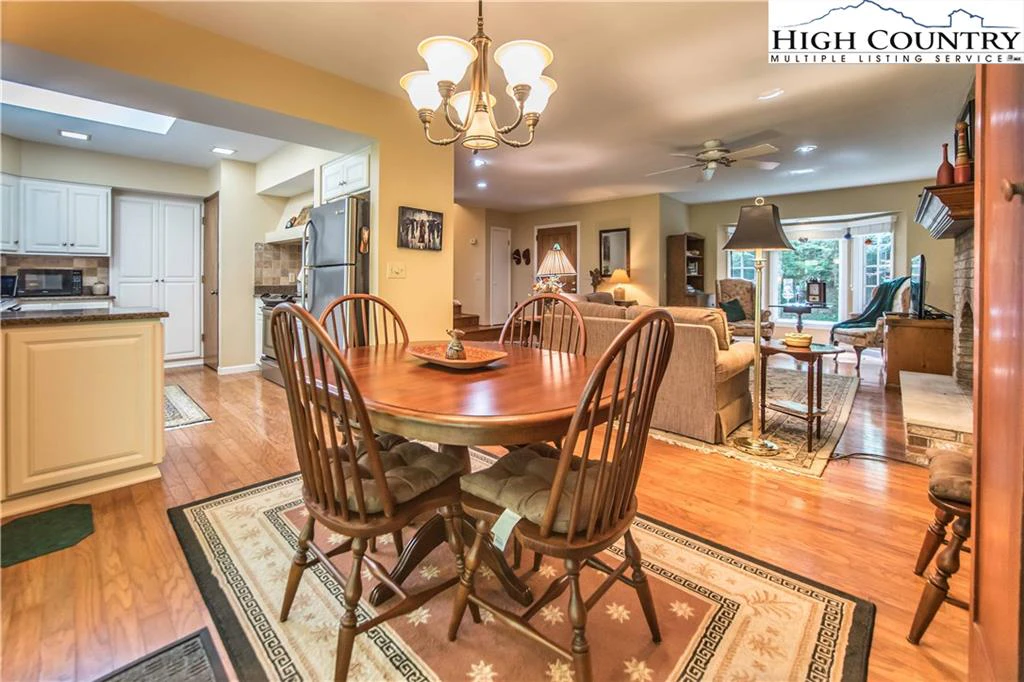 Image number 2 for the current listing