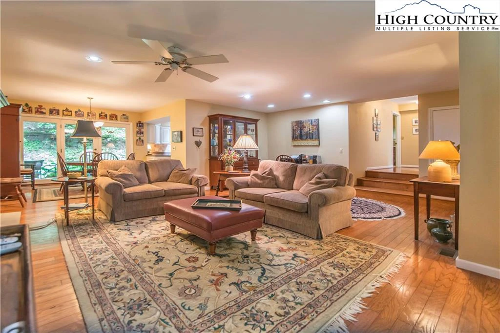 Image number 21 for the current listing