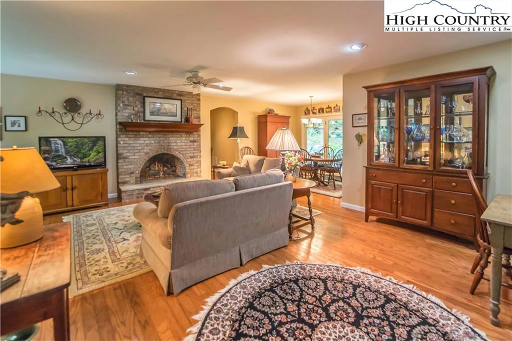 Image number 20 for the current listing
