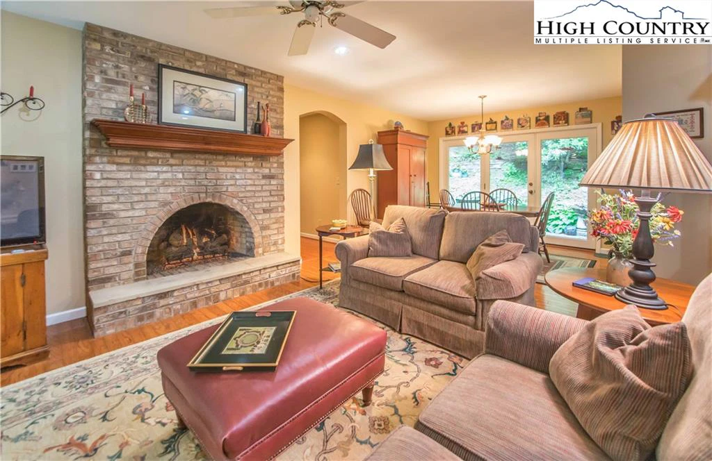 Image number 19 for the current listing