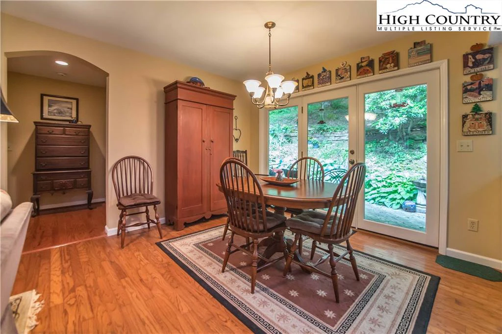 Image number 18 for the current listing