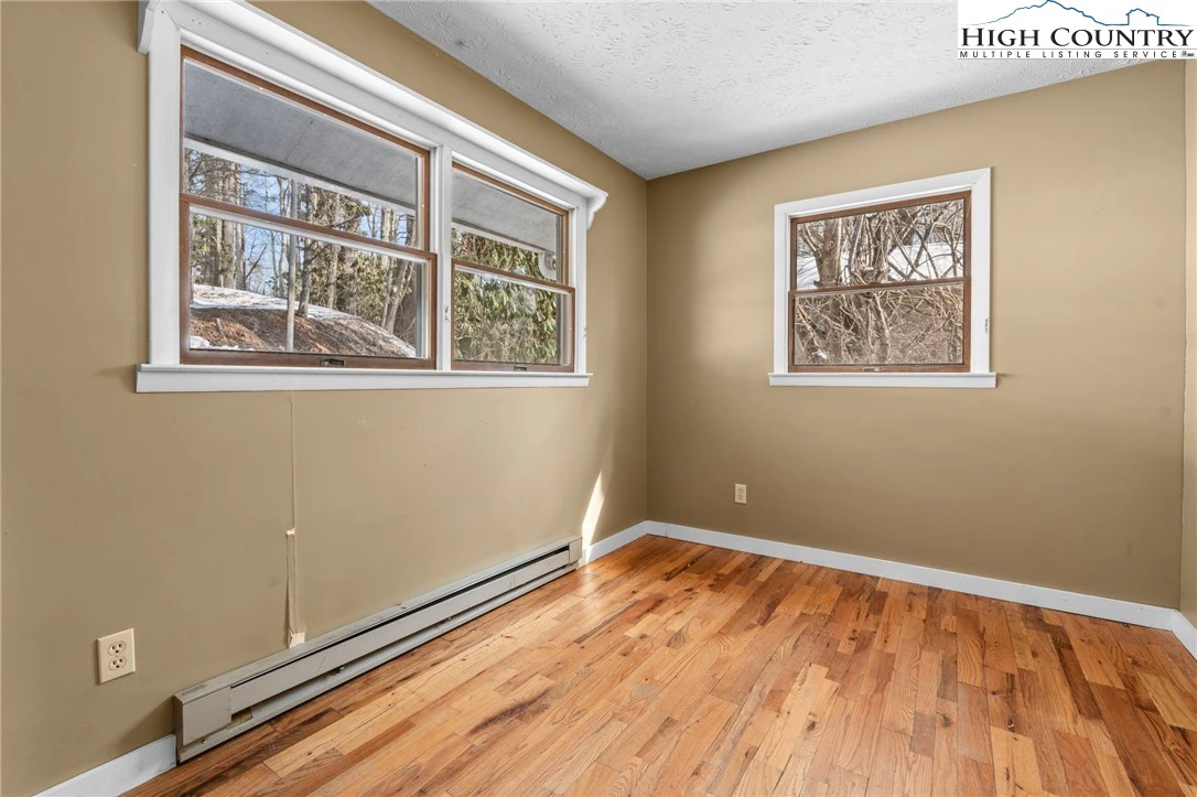 Image number 21 for the current listing