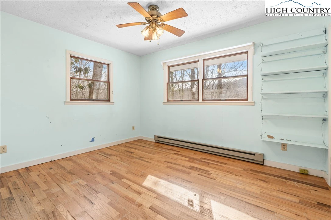 Image number 19 for the current listing