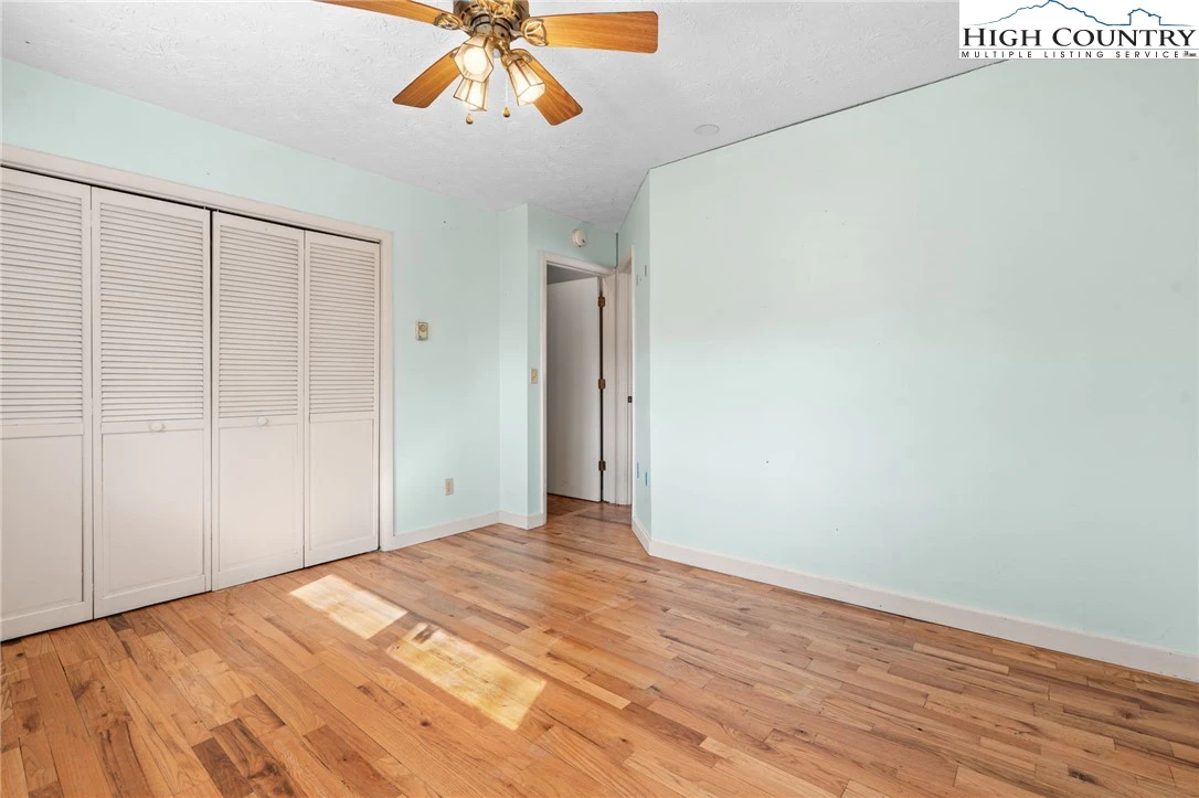Image number 18 for the current listing