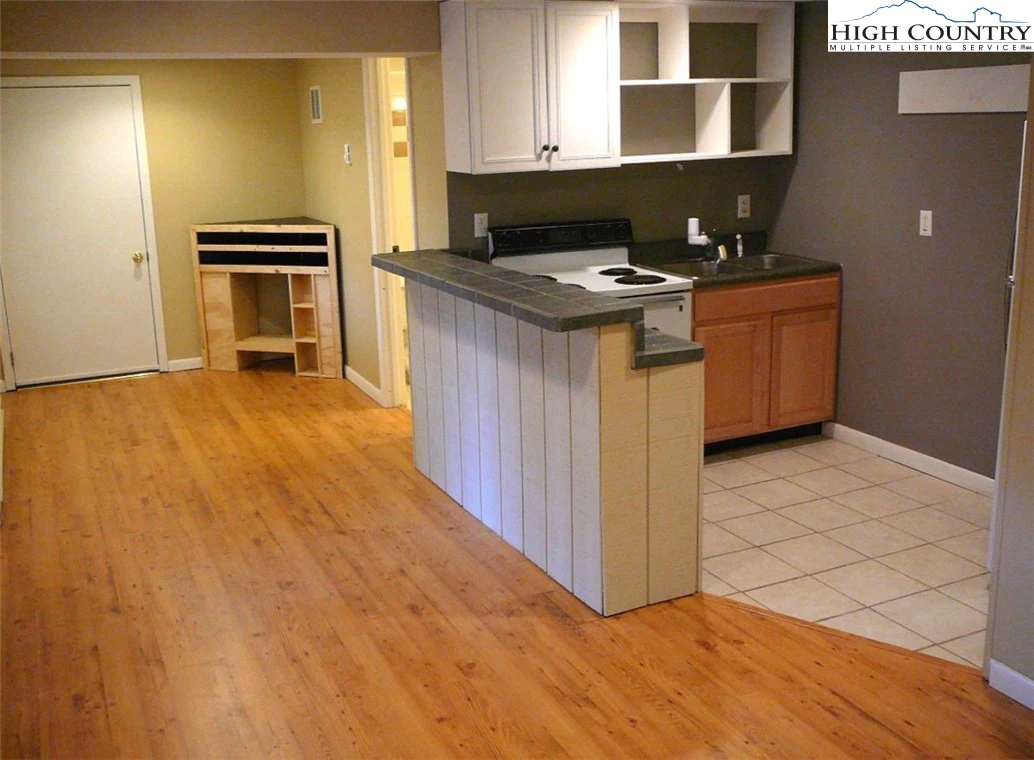 Image number 9 for the current listing