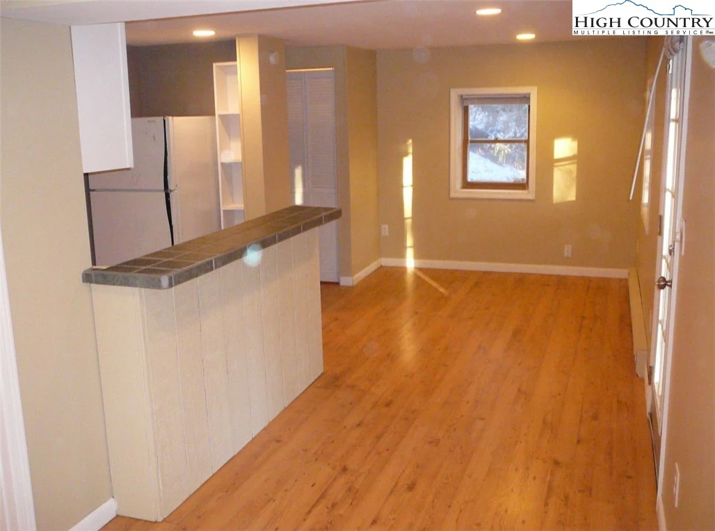 Image number 8 for the current listing