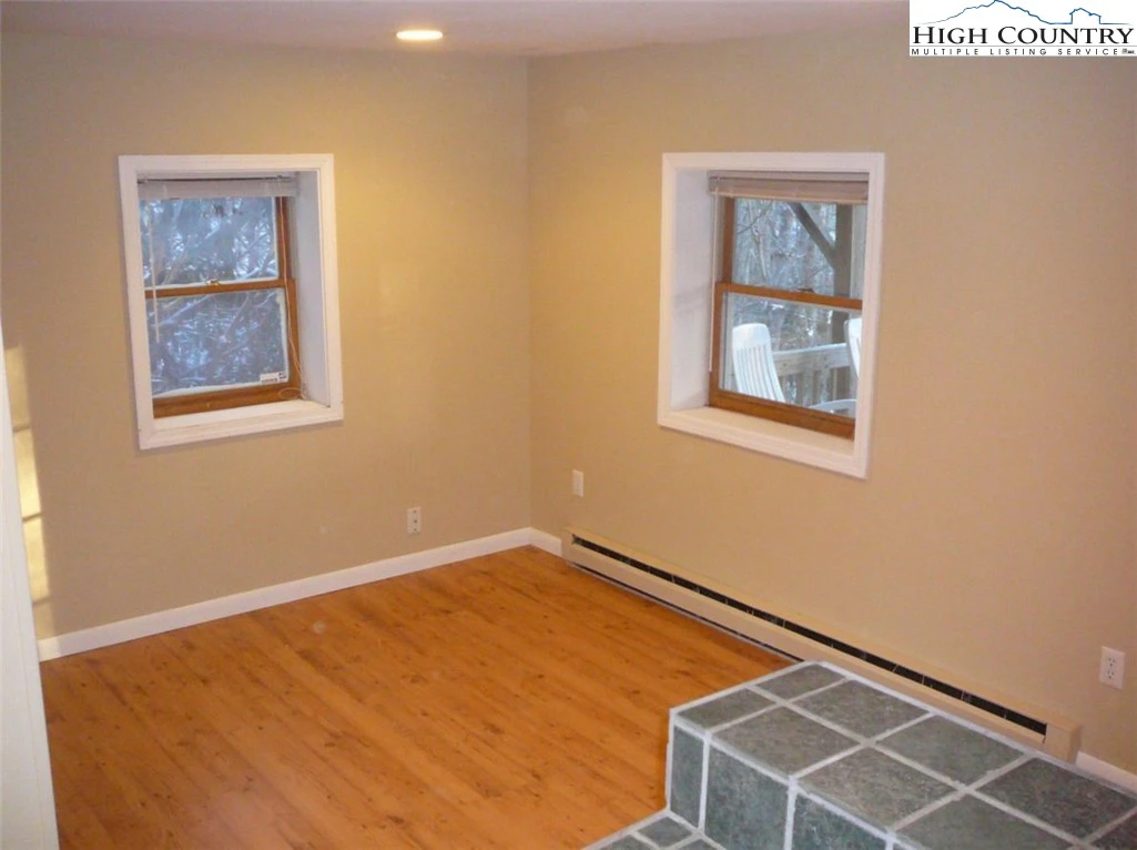 Image number 7 for the current listing