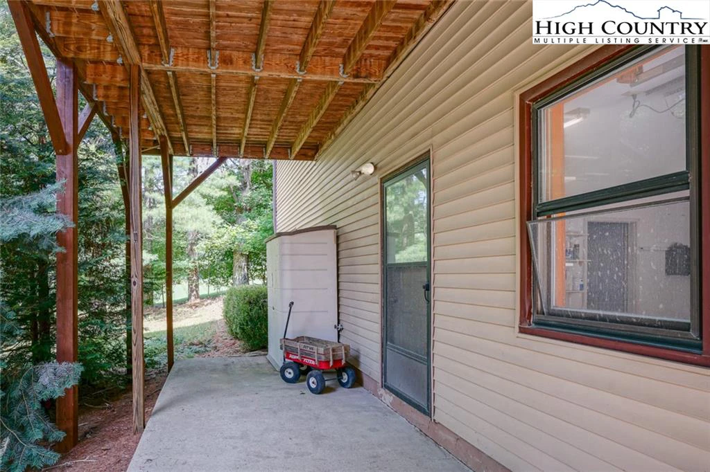 Image number 17 for the current listing