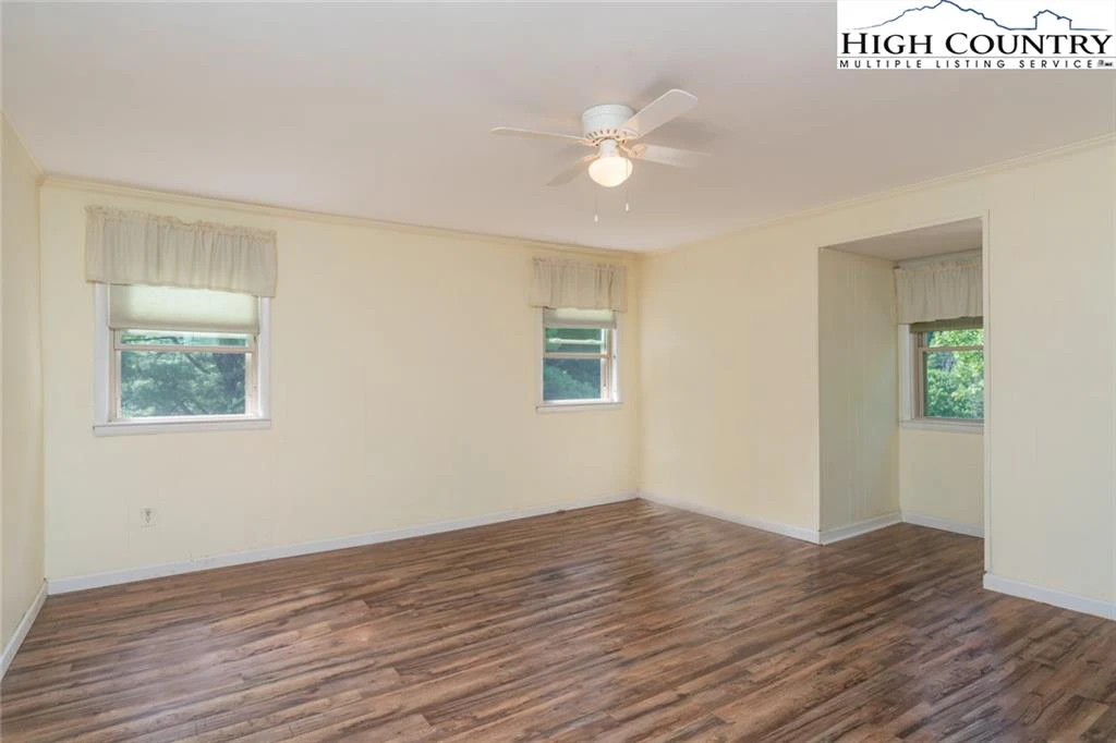Image number 11 for the current listing