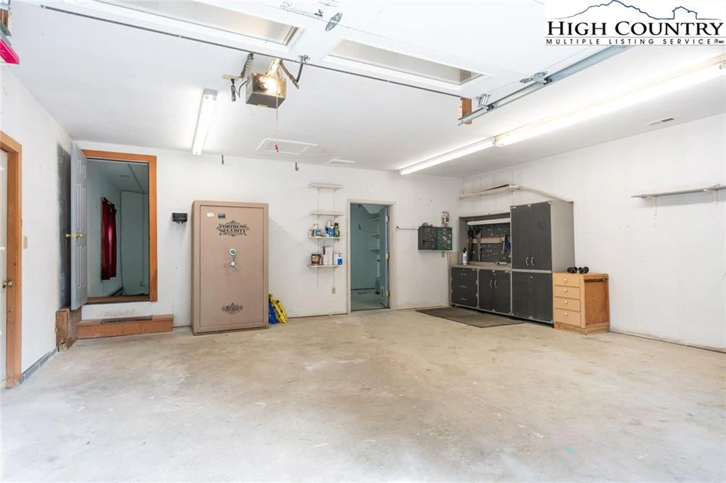 Image number 4 for the current listing