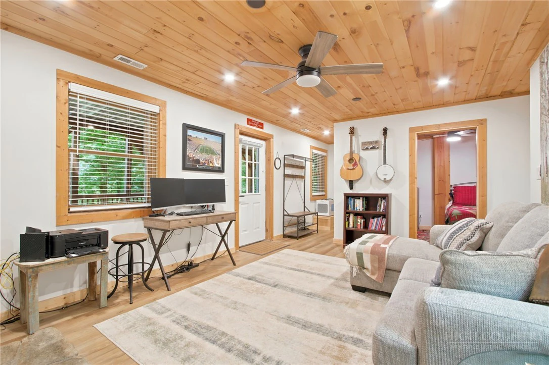 Image number 16 for the current listing