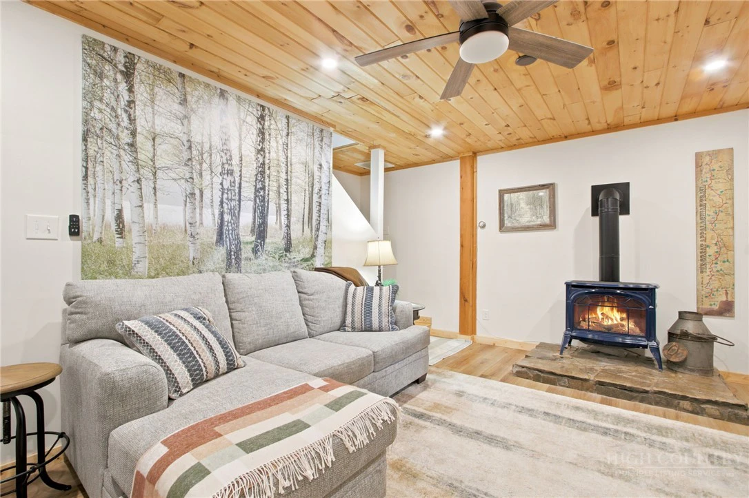 Image number 17 for the current listing
