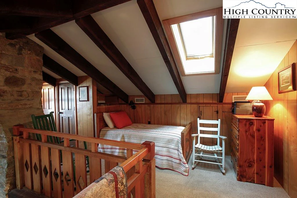 Image number 14 for the current listing