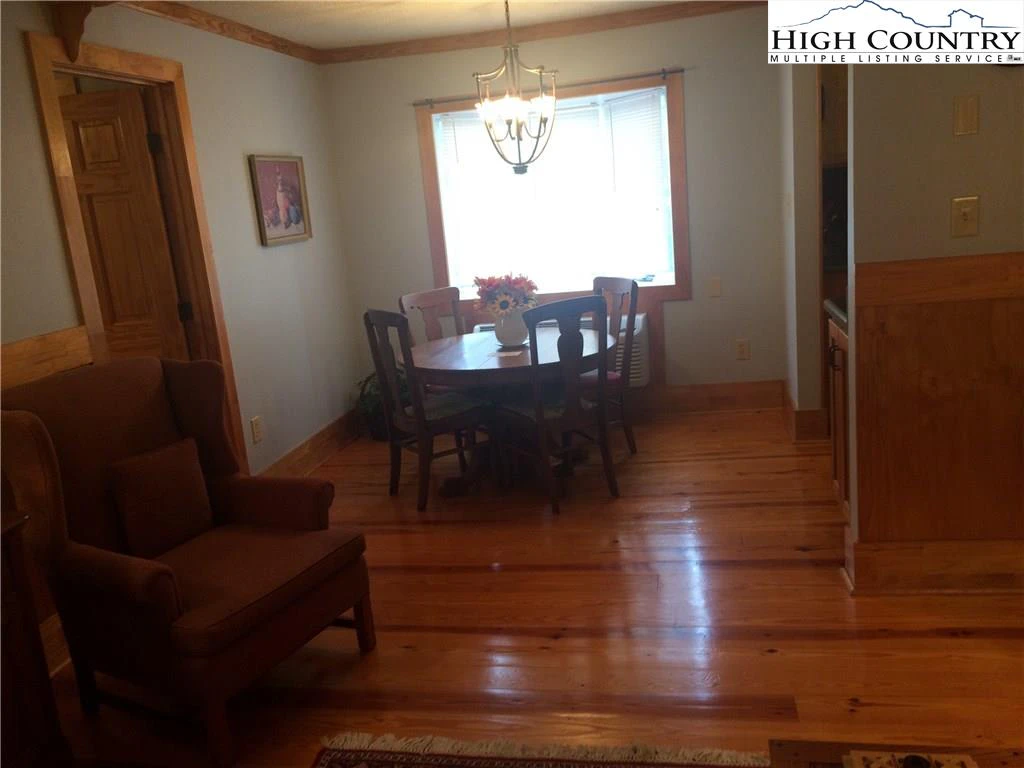 Image number 4 for the current listing