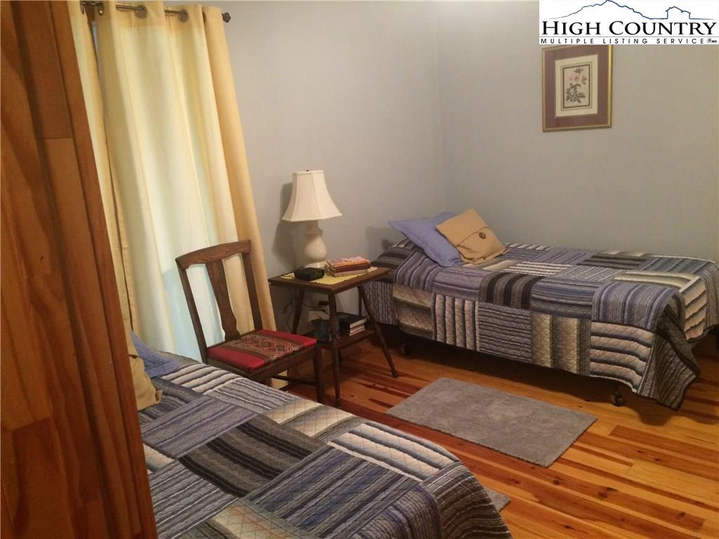 Image number 6 for the current listing