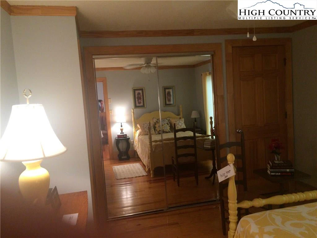 Image number 7 for the current listing