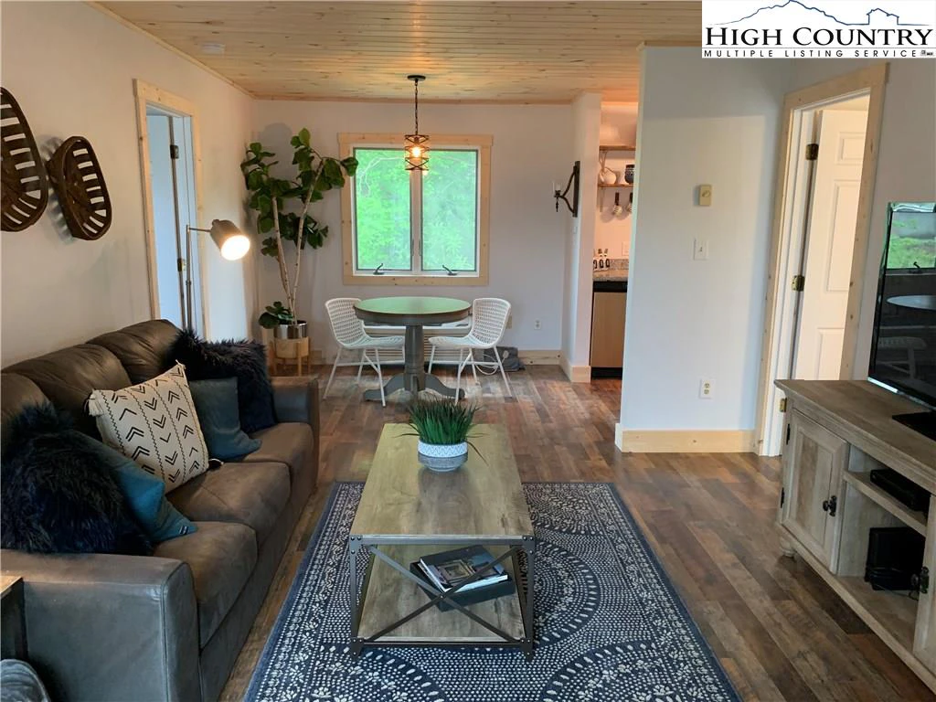 Image number 1 for the current listing