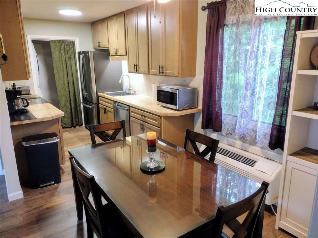 Image number 3 for the current listing