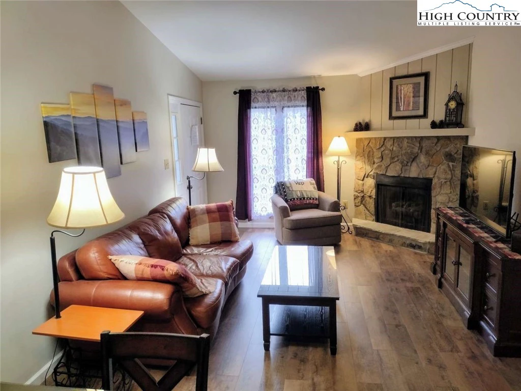 Image number 4 for the current listing