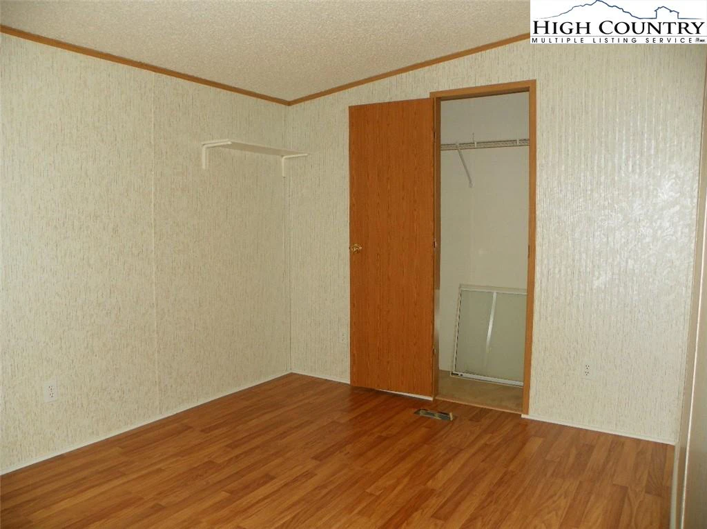 Image number 13 for the current listing