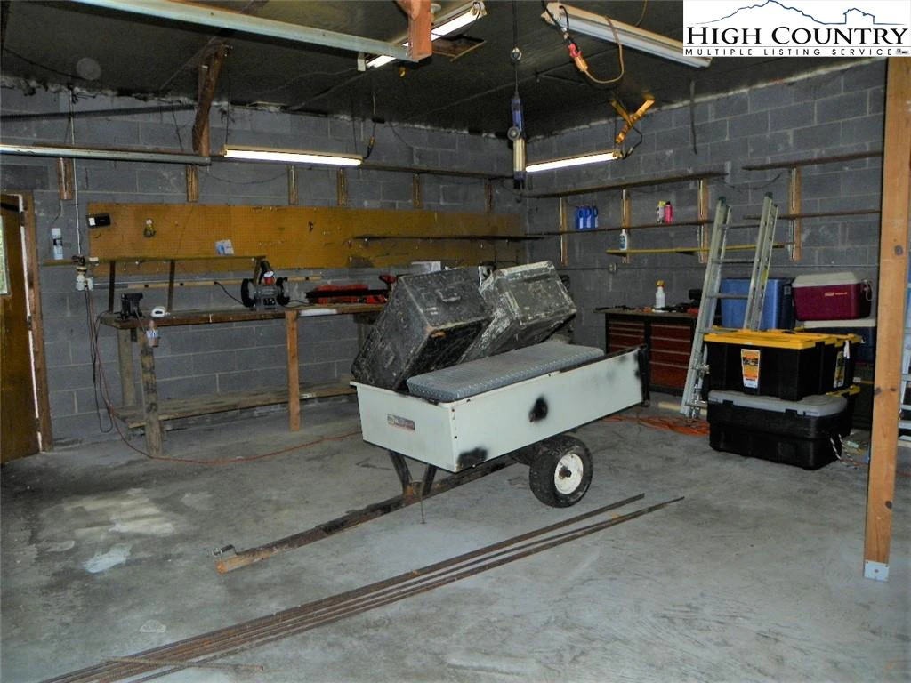Image number 11 for the current listing