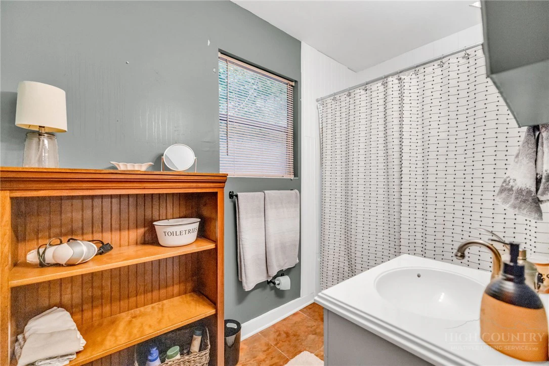 Image number 21 for the current listing