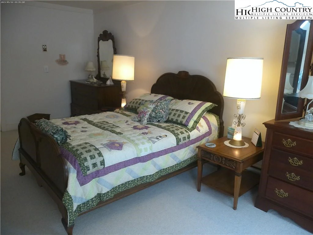 Image number 11 for the current listing