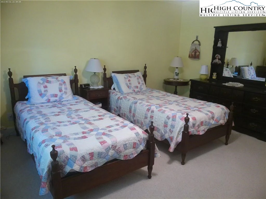 Image number 4 for the current listing