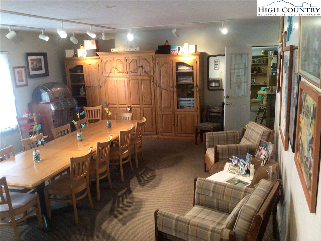 Image number 8 for the current listing