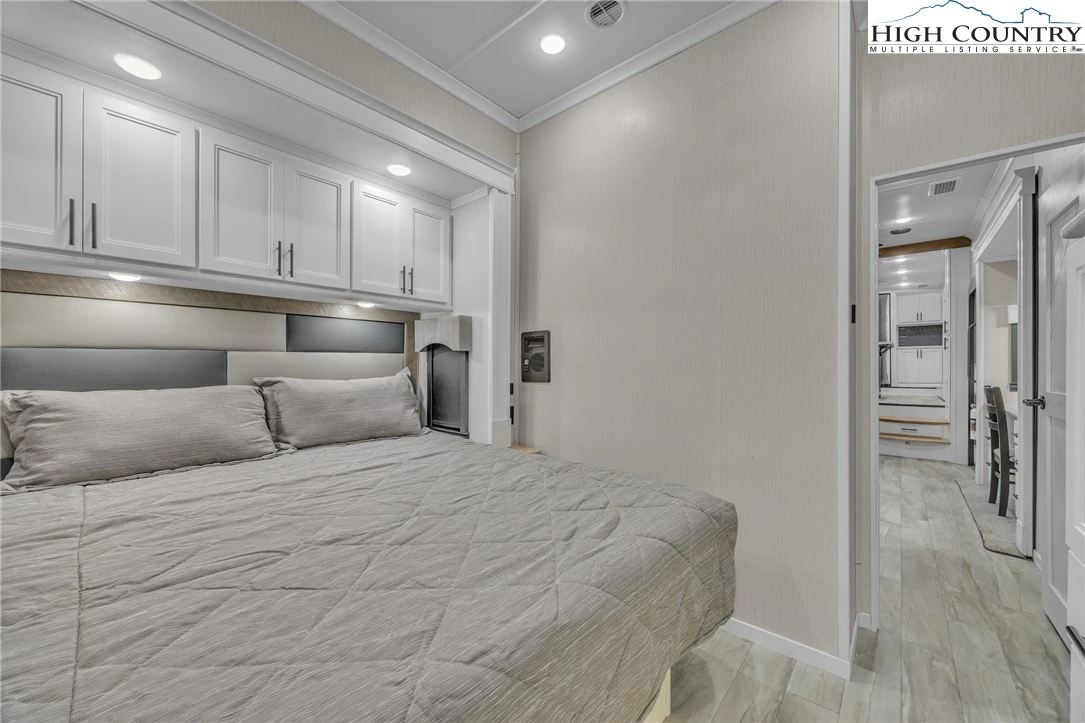 Image number 2 for the current listing