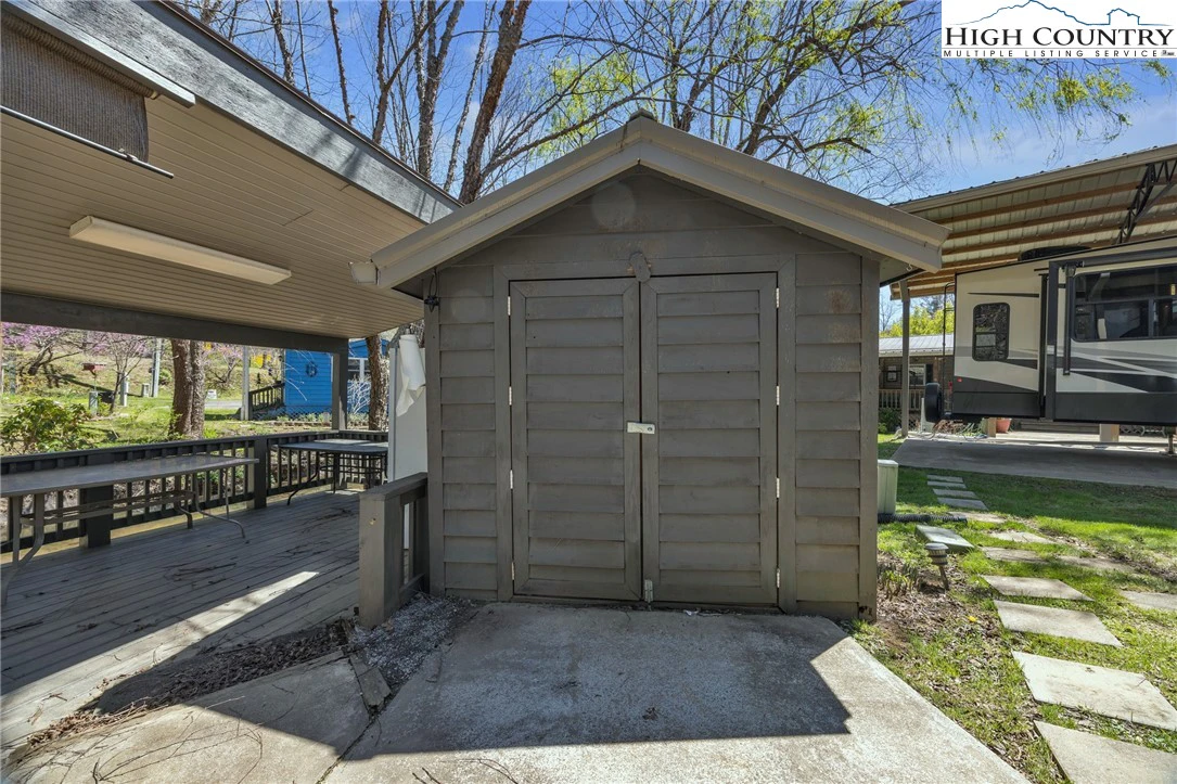 Image number 11 for the current listing