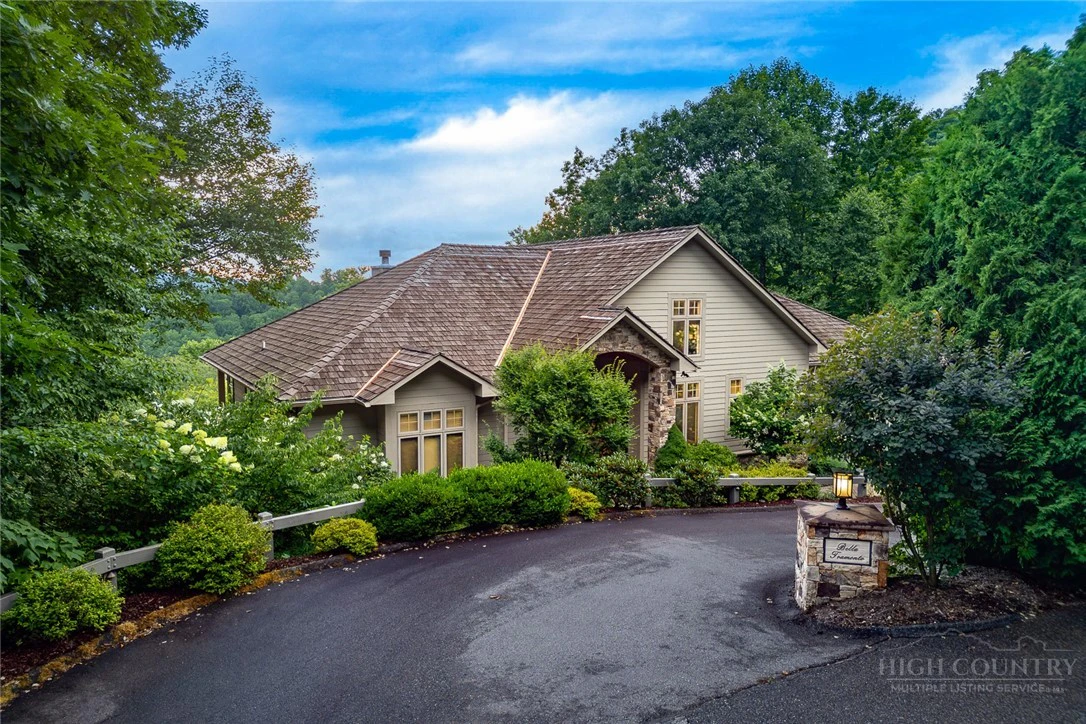 Image number 1 for the current listing