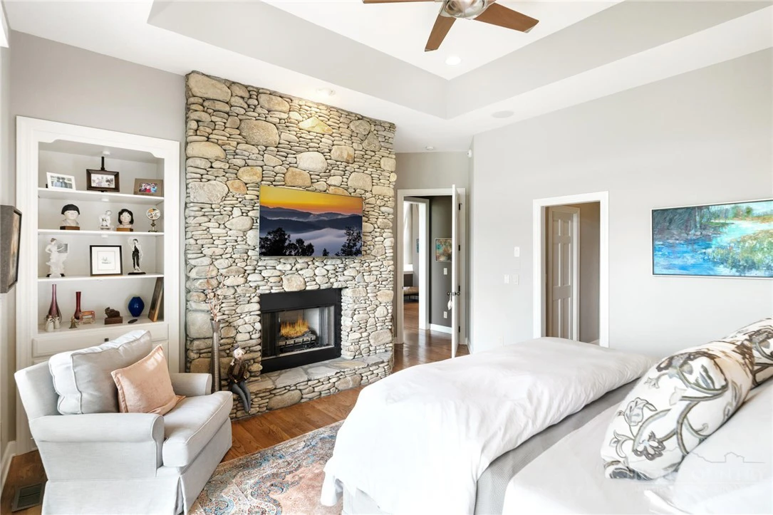 Image number 16 for the current listing